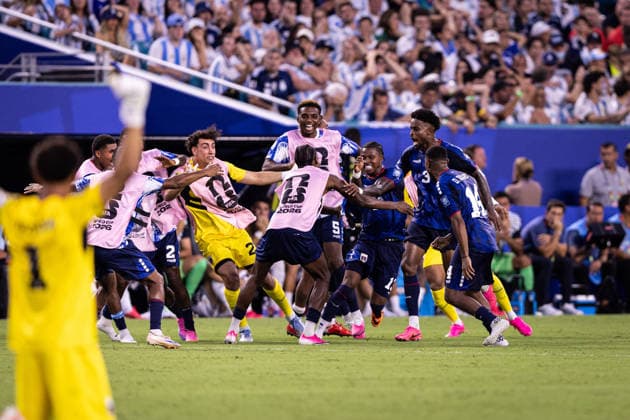 Argentina v Cabo Verde: round of 32 - FIFA World Cup, WM, Weltmeisterschaft, Fussball 2026 MIAMI, FL - JULY 3: Sidny Lopes Cabral 13 of Cabo Verde celebrates with teammates after scoring a goal during the FIFA World Cup 2026 round of 32 match between Argentina and Cabo Verde at Miami Stadium on July 3, 2026 in Miami, USA. (Photo by Victor Monteiro PxImages) Miami Miami Stadium FL USA Copyright: xVictorxMonteirox
