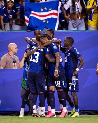 Argentina v Cabo Verde: round of 32 - FIFA World Cup, WM, Weltmeisterschaft, Fussball 2026 MIAMI, FL - JULY 3: Sidny Lopes Cabral 13 of Cabo Verde celebrates with teammates after scoring a goal during the FIFA World Cup 2026 round of 32 match between Argentina and Cabo Verde at Miami Stadium on July 3, 2026 in Miami, USA. (Photo by Victor Monteiro PxImages) Miami Miami Stadium FL USA Copyright: xVictorxMonteirox