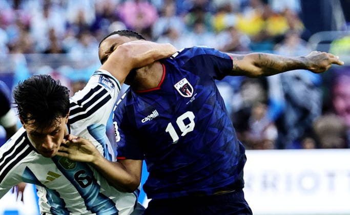 FIFA World Cup, WM, Weltmeisterschaft, Fussball 2026 - Round of 32 - Argentina vs Cape Verde epaselect Telmo Arcanjo (R) of Cape Verde and Lisandro Martinez of Argentina in action during the FIFA World Cup 2026 Round of 32 match Argentina against Cape Verde, in Miami, USA, 03 July 2026. MIAMI United States  Copyright: xRONALDxWITTEKx