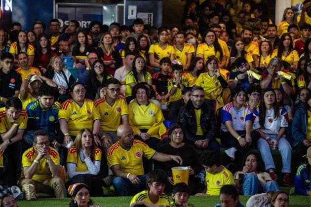 Colombians Watch the Football Match in Bogota BOGOTÃ, COLOMBIA JULY 3, 2026: Colombian football fans watch the FIFA World Cup, WM, Weltmeisterschaft, Fussball 2026 Round of 32 match between Colombia and Ghana on a giant screen at a shopping mall in Bogota, gathering to support the national team, Nationalteam during the knockout-stage encounter. Bogota Colombia Copyright: x xAntonioxCasciox xJNAxPressx