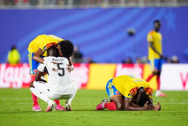 Colombia v Ghana - FIFA World Cup, WM, Weltmeisterschaft, Fussball 2026 - Round of 32 KANSAS CITY, UNITED STATES - JULY 3: Johan Mojica of Colombia consoles his opponent Thomas Partey (5) of Ghana after the 2026 FIFA World Cup Round of 32 match between Colombia and Ghana at Arrowhead Stadium (Kansas City Stadium) in Kansas City, Missouri, United States on July 3, 2026. Hakan Akgun Anadolu Missouri United States. Editorial use only. Please get in touch for any other usage.  Copyright: x2026xAnadoluxHakanxAkgunx
