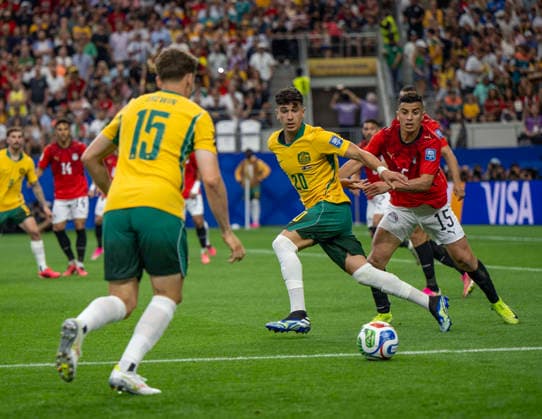 July 3, 2026, Arlington, Texas, USA: Australia player 20 Fwd CRISTIAN VOLPATO passing the ball to 15 Def KAI TREWIN while Egypt player 15 Def KARIM HAFEZ trying to read the play Arlington USA - ZUMAm147 20260703_zap_m147_037 Copyright: xHossxMcBainx