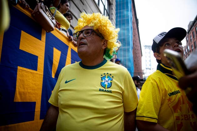 FOOTBALL : Brazilian fans gather for a pre-match drum parade in Brooklyn ahead of the FIFA World Cup, WM, Weltmeisterschaft, Fussball 2026. 03 07 2026 Brazilian football supporters gather at Dumbo Manhattan Bridge View in Brooklyn for a lively pre-match drum parade ( Batucaco ) ahead of the FIFA World Cup 2026. Fans dressed in green and yellow sing, dance, wave Brazilian flags, and create a festive atmosphere before marching together through the city. Brooklyn, New York, USA July 3, 2026:  Copyright: xELYXANDROxCEGARRAx