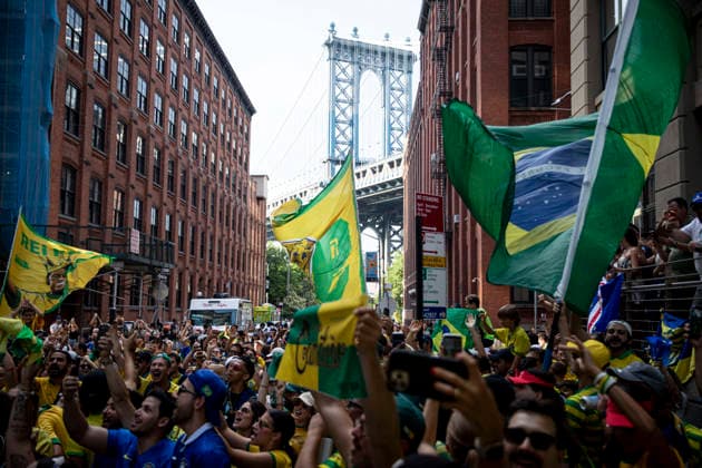 FOOTBALL : Brazilian fans gather for a pre-match drum parade in Brooklyn ahead of the FIFA World Cup, WM, Weltmeisterschaft, Fussball 2026. 03 07 2026 Brazilian football supporters gather at Dumbo Manhattan Bridge View in Brooklyn for a lively pre-match drum parade ( Batucaco ) ahead of the FIFA World Cup 2026. Fans dressed in green and yellow sing, dance, wave Brazilian flags, and create a festive atmosphere before marching together through the city. Brooklyn, New York, USA July 3, 2026:  Copyright: xELYXANDROxCEGARRAx
