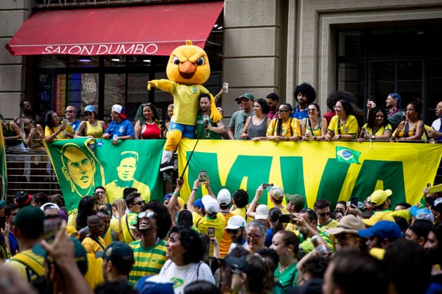 FOOTBALL : Brazilian fans gather for a pre-match drum parade in Brooklyn ahead of the FIFA World Cup, WM, Weltmeisterschaft, Fussball 2026. 03 07 2026 Brazilian football supporters gather at Dumbo Manhattan Bridge View in Brooklyn for a lively pre-match drum parade ( Batucaco ) ahead of the FIFA World Cup 2026. Fans dressed in green and yellow sing, dance, wave Brazilian flags, and create a festive atmosphere before marching together through the city. Brooklyn, New York, USA July 3, 2026:  Copyright: xELYXANDROxCEGARRAx