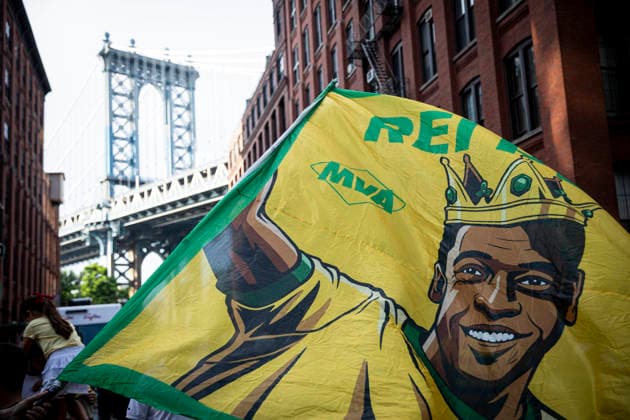 FOOTBALL : Brazilian fans gather for a pre-match drum parade in Brooklyn ahead of the FIFA World Cup, WM, Weltmeisterschaft, Fussball 2026. 03 07 2026 Brazilian football supporters gather at Dumbo Manhattan Bridge View in Brooklyn for a lively pre-match drum parade ( Batucaco ) ahead of the FIFA World Cup 2026. Fans dressed in green and yellow sing, dance, wave Brazilian flags, and create a festive atmosphere before marching together through the city. Brooklyn, New York, USA July 3, 2026:  Copyright: xELYXANDROxCEGARRAx