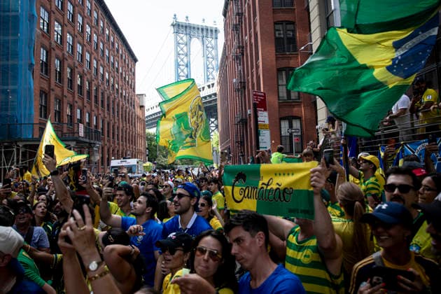 FOOTBALL : Brazilian fans gather for a pre-match drum parade in Brooklyn ahead of the FIFA World Cup, WM, Weltmeisterschaft, Fussball 2026. 03 07 2026 Brazilian football supporters gather at Dumbo Manhattan Bridge View in Brooklyn for a lively pre-match drum parade ( Batucaco ) ahead of the FIFA World Cup 2026. Fans dressed in green and yellow sing, dance, wave Brazilian flags, and create a festive atmosphere before marching together through the city. Brooklyn, New York, USA July 3, 2026:  Copyright: xELYXANDROxCEGARRAx