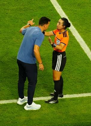 Lionel Scaloni Manager Head Coach of Argentina argues with the fourth official Argentina v Cape Verde, 2026 FIFA World Cup, WM, Weltmeisterschaft, Fussball Round of 32, Football, Miami Stadium, Miami, Florida, USA - 03 Jul 2026Miami Miami Stadium Florida (FL) United States of America  Copyright: xJavierxGarcia Shutterstockx 16975460dd