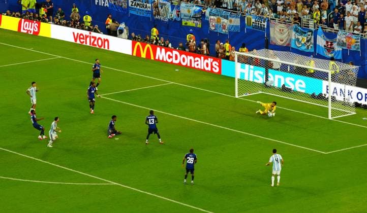 Vozinha of Cabo Verde saves from Lionel Messi of Argentina Argentina v Cape Verde, 2026 FIFA World Cup, WM, Weltmeisterschaft, Fussball Round of 32, Football, Miami Stadium, Miami, Florida, USA - 03 Jul 2026Miami Miami Stadium Florida (FL) United States of America  Copyright: xJavierxGarcia Shutterstockx 16975460dm