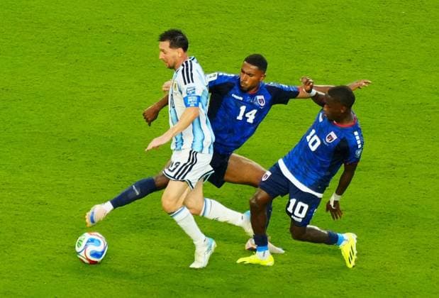 Lionel Messi of Argentina tackled by Deroy Duarte and Jamiro Monteiro of Cabo Verde Argentina v Cape Verde, 2026 FIFA World Cup, WM, Weltmeisterschaft, Fussball Round of 32, Football, Miami Stadium, Miami, Florida, USA - 03 Jul 2026Miami Miami Stadium Florida (FL) United States of America  Copyright: xJavierxGarcia Shutterstockx 16975460dz