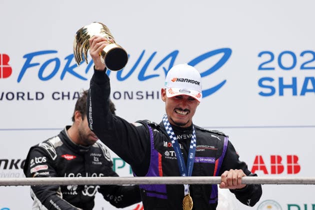 Sieger Pascal Wehrlein (GER) Porsche jubelnd auf dem Podium, rennen 1, FIA Formel E Weltmeisterschaft Saison 12, Shanghai E- Prix, China, 04.07.2026, Shanghai International Circuit *** Winner Pascal Wehrlein (GER) of Porsche celebrating on the podium, Race 1, FIA Formula E World Championship Season 12, Shanghai E-Prix, China, July 4, 2026, Shanghai International Circuit