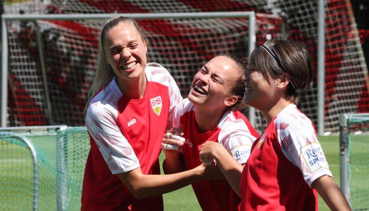 Stuttgart , Fußball Training VfB Stuttgart Frauen , von links: Janina Hechler Kiara Beck *** Stuttgart, VfB Stuttgart Women s Soccer Practice, from left: Janina Hechler, Kiara Beck