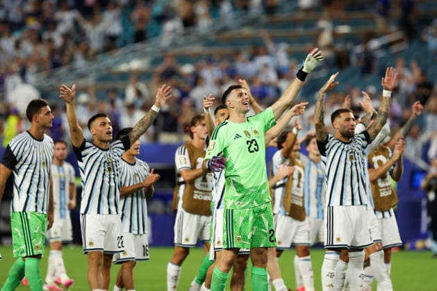 MIAMI GARDENS, FLORIDA - JULY 03: The Argentina team celebrate after the FIFA World Cup, WM, Weltmeisterschaft, Fussball 2026 Round of 32 match between Argentina and Cabo Verde at Miami Stadium on July 3, 2026 in Miami Gardens, Florida.  Copyright: xWuxZhizhaox 111652149513