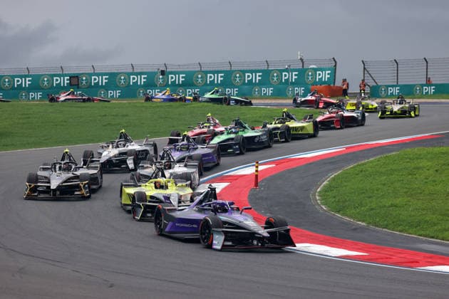 Pascal Wehrlein (GER) Porsche führt das FE fahrerfeld an, Rennen 1, FIA Formel E Weltmeisterschaft Saison 12, Shanghai E- Prix, China, 04.07.2026, Shanghai International Circuit, Dunkle Wolken *** Pascal Wehrlein (GER) in a Porsche leads the FE field, Race 1, FIA Formula E World Championship Season 12, Shanghai E-Prix, China, July 4, 2026, Shanghai International Circuit, Dark Clouds