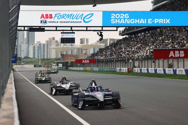 Pascal Wehrlein (GER) Porsche führt das FE fahrerfeld an, Rennen 1, FIA Formel E Weltmeisterschaft Saison 12, Shanghai E- Prix, China, 04.07.2026, Shanghai International Circuit, Dunkle Wolken *** Pascal Wehrlein (GER) in a Porsche leads the FE field, Race 1, FIA Formula E World Championship Season 12, Shanghai E-Prix, China, July 4, 2026, Shanghai International Circuit, Dark Clouds
