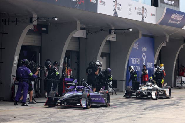 Pascal Wehrlein (GER) Porsche und Mitch Evans (NZL) Jaguar gemeinsam beim Schnelladestop, Rennen 1, FIA Formel E Weltmeisterschaft Saison 12, Shanghai E- Prix, China, 04.07.2026, Shanghai International Circuit, Dunkle Wolken *** Pascal Wehrlein (GER) in a Porsche and Mitch Evans (NZL) in a Jaguar during a quick pit stop, Race 1, FIA Formula E World Championship Season 12, Shanghai E-Prix, China, July 4, 2026, Shanghai International Circuit, dark clouds