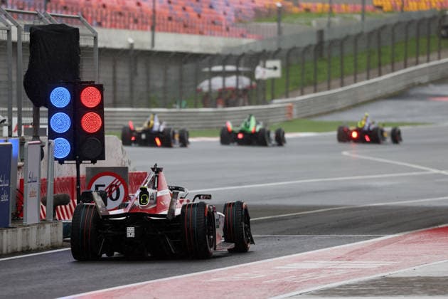 Norman Nato (FRA) Nissan wartet nach seinem Reifenwechsel an der roten Ampel der Boxenausfahrt, Rennen 1, FIA Formel E Weltmeisterschaft Saison 12, Shanghai E- Prix, China, 04.07.2026, Shanghai International Circuit *** Norman Nato FRA Nissan waits at the red light at the pit exit after his tire change, Race 1, FIA Formula E World Championship Season 12, Shanghai E-Prix, China, July 4, 2026, Shanghai International Circuit