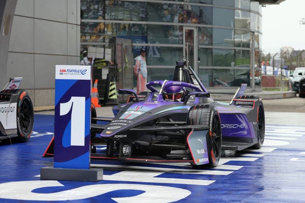 Sieger Pascal Wehrlein (GER) Porsche im Parc ferme, Rennen 1, FIA Formel E Weltmeisterschaft Saison 12, Shanghai E- Prix, China, 04.07.2026, Shanghai International Circuit *** Winner Pascal Wehrlein (GER) in his Porsche in the parc fermé, Race 1, FIA Formula E World Championship Season 12, Shanghai E-Prix, China, July 4, 2026, Shanghai International Circuit