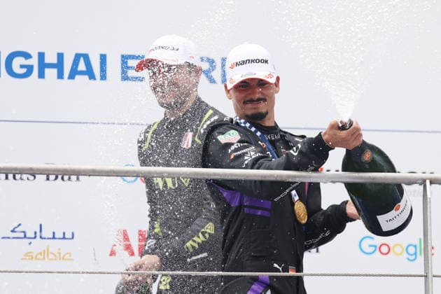 Sieger Pascal Wehrlein (GER) Porsche beim Champagner spritzen nach dem Rennen 1, FIA Formel E Weltmeisterschaft Saison 12, Shanghai E- Prix, China, 04.07.2026, Shanghai International Circuit *** Winner Pascal Wehrlein (GER, Porsche) spraying champagne after Race 1, FIA Formula E World Championship Season 12, Shanghai E-Prix, China, July 4, 2026, Shanghai International Circuit