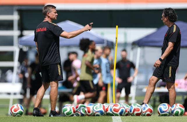 (260704) -- HOUSTON, July 4, 2026 -- Canada s head coach Jesse Marsch (L) makes instructions during a training session ahead of the round of 16 match between Canada and Morocco at the 2026 FIFA World Cup, WM, Weltmeisterschaft, Fussball in Houston, the United States, July 3, 2026. ) (SP)U.S.-HOUSTON-FOOTBALL-FIFA WORLD CUP-TRAINING-CANADA LixMing 