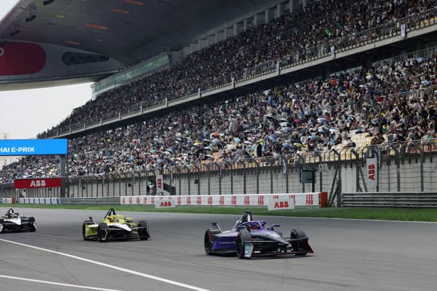 Pascal Wehrlein (GER) Porsche und Felipe Drugovich (BRA) Andretti vor der gut gefüllten Haupttribüne, Rennen 1, FIA Formel E Weltmeisterschaft Saison 12, Shanghai E- Prix, China, 04.07.2026, Shanghai International Circuit, Dunkle Wolken *** Pascal Wehrlein (GER) in a Porsche and Felipe Drugovich (BRA) in an Andretti in front of the packed main grandstand, Race 1, FIA Formula E World Championship Season 12, Shanghai E-Prix, China, July 4, 2026, Shanghai International Circuit, dark clouds