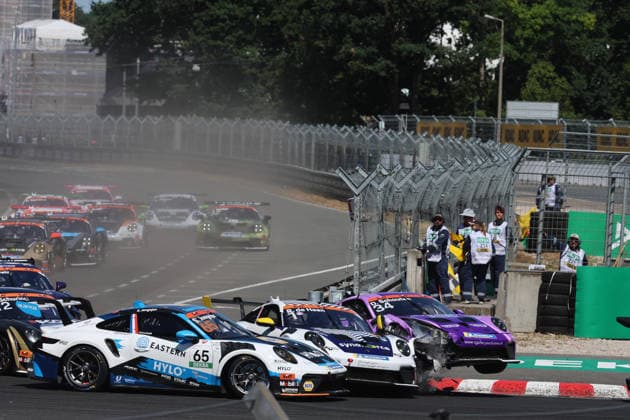 Nürnberg, Deutschland 03. - 05. Juli 2026: Porsche Sixt Carrera Cup Deutschland - 2026 - Norisring - Samstag Rennen 1 Im Bild: Startunfall Dirk Schouten (NED 34), Sam Jongejan (NED 65), Robert de Haan (NED 1) Norisring Bayern *** Nuremberg, Germany, July 3–5, 2026 Porsche Sixt Carrera Cup Germany 2026 Norisring Saturday Race 1 Pictured: Crash at the start involving Dirk Schouten (NED 34), Sam Jongejan (NED 65), and Robert de Haan (NED 1) Norisring, Bavaria Copyright: xFotostandx xFabianxWernerx