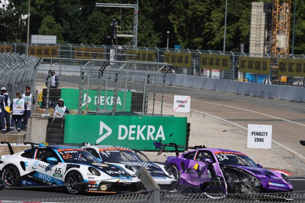 Nürnberg, Deutschland 03. - 05. Juli 2026: Porsche Sixt Carrera Cup Deutschland - 2026 - Norisring - Samstag Rennen 1 Im Bild: Startunfall Dirk Schouten (NED 34), Sam Jongejan (NED 65), Robert de Haan (NED 1) Norisring Bayern *** Nuremberg, Germany, July 3–5, 2026 Porsche Sixt Carrera Cup Germany 2026 Norisring Saturday Race 1 Pictured: Crash at the start involving Dirk Schouten (NED 34), Sam Jongejan (NED 65), and Robert de Haan (NED 1) Norisring, Bavaria Copyright: xFotostandx xFabianxWernerx