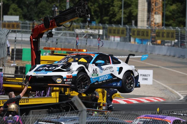 Nürnberg, Deutschland 03. - 05. Juli 2026: Porsche Sixt Carrera Cup Deutschland - 2026 - Norisring - Samstag Rennen 1 Im Bild: Sam Jongejan (NED 65) wird nach Unfall abgeschleppt Norisring Bayern *** Nuremberg, Germany, July 3–5, 2026 Porsche Sixt Carrera Cup Germany 2026 Norisring Saturday Race 1 Pictured: Sam Jongejan (NED 65) being towed away after a crash Norisring, Bavaria Copyright: xFotostandx xFabianxWernerx
