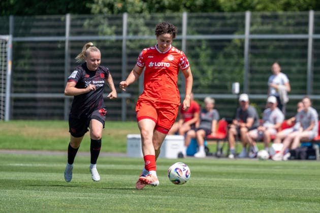 Anna Donner (1. FSV Mainz 05, 15) spielt den Ball unter Druck von Vanessa Fudalla (Bayer 04 Leverkusen, 21) zurueck. Bayer 04 Leverkusen vs. 1. FSV Mainz 05, Fussball, Frauen Bundesliga, Testspiel, Saison 2026 2027, 04.07.2026 DFL DFB Regulations prohibit any use of Photographs as image sequences and or Quasivideo Bayer 04 Leverkusen vs. 1. FSV Mainz 05, Fussball, Frauen Bundesliga, Testspiel, Saison 2026 2027, 04.07.2026 Leverkusen *** Anna Donner (1, FSV Mainz 05, 15) plays the ball back under pressure from Vanessa Fudalla (Bayer 04 Leverkusen, 21) in the match between Bayer 04 Leverkusen and 1 FSV Mainz 05, Soccer, Women’s Bundesliga, Friendly Match, 2026–2027 Season, July 4, 2026 DFL DFB regulations prohibit any use of photographs as image sequences and or quasi-video Bayer 04 Leverkusen vs. 1 FSV Mainz 05, soccer, Women’s Bundesliga, friendly match, 2026–2027 season, July 4, 2026, Leverkusen Copyright: xEibner-Pressefoto ThomasxHaeslerx EP_THR