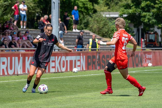 Zweikampf zwischen Carlotta Wamser (Bayer 04 Leverkusen, 37) und Suguri Hashitani (1. FSV Mainz 05, 25). Bayer 04 Leverkusen vs. 1. FSV Mainz 05, Fussball, Frauen Bundesliga, Testspiel, Saison 2026 2027, 04.07.2026 DFL DFB Regulations prohibit any use of Photographs as image sequences and or Quasivideo Bayer 04 Leverkusen vs. 1. FSV Mainz 05, Fussball, Frauen Bundesliga, Testspiel, Saison 2026 2027, 04.07.2026 Leverkusen *** A tackle between Carlotta Wamser of Bayer 04 Leverkusen, 37, and Suguri Hashitani of 1 FSV Mainz 05, 25; Bayer 04 Leverkusen vs. 1 FSV Mainz 05, Soccer, Women’s Bundesliga, Friendly Match, 2026–2027 Season, July 4, 2026 DFL DFB regulations prohibit any use of photographs as image sequences and or quasi-video Bayer 04 Leverkusen vs. 1 FSV Mainz 05, soccer, Women’s Bundesliga, friendly match, 2026–2027 season, July 4, 2026, Leverkusen Copyright: xEibner-Pressefoto ThomasxHaeslerx EP_THR