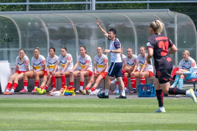 Takashi Yamashita (1. FSV Mainz 05, Trainer) gibt Seiner Mannschaft Anweisungen. Bayer 04 Leverkusen vs. 1. FSV Mainz 05, Fussball, Frauen Bundesliga, Testspiel, Saison 2026 2027, 04.07.2026 DFL DFB Regulations prohibit any use of Photographs as image sequences and or Quasivideo Bayer 04 Leverkusen vs. 1. FSV Mainz 05, Fussball, Frauen Bundesliga, Testspiel, Saison 2026 2027, 04.07.2026 Leverkusen *** Takashi Yamashita, coach of 1 FSV Mainz 05, gives instructions to his team. Bayer 04 Leverkusen vs. 1 FSV Mainz 05, soccer, Women s Bundesliga, friendly match, 2026–2027 season, July 4, 2026 DFL DFB regulations prohibit any use of photographs as image sequences and or quasi-video Bayer 04 Leverkusen vs. 1 FSV Mainz 05, soccer, Women’s Bundesliga, friendly match, 2026–2027 season, July 4, 2026, Leverkusen Copyright: xEibner-Pressefoto ThomasxHaeslerx EP_THR