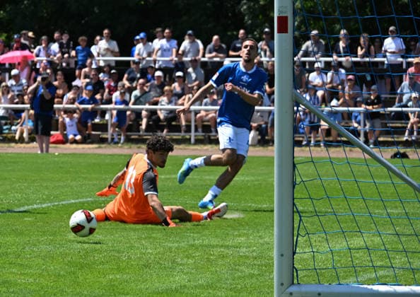04.07.2026, xsltx, Fussball Testspiel, SG Arheilgen - SV Darmstadt 98 v.re. Neuzugang Lance Duijvestijn (SV Darmstadt 98) trifft zum 1:0, li. Viviano Generoso (SG Arheilgen) (DFL DFB REGULATIONS PROHIBIT ANY USE OF PHOTOGRAPHS as IMAGE SEQUENCES and or QUASI-VIDEO) *** July 4, 2026, xsltx, soccer friendly, SG Arheilgen vs. SV Darmstadt 98: New signing Lance Duijvestijn scores the 1–0 goal for SV Darmstadt 98; on the left, Viviano Generoso of SG Arheilgen. DFL and DFB regulations prohibit any use of photographs as image sequences and or quasi-video.