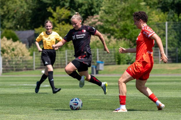 Zweikampf zwischen Vanessa Fudalla (Bayer 04 Leverkusen, 21) und Anna Donner (1. FSV Mainz 05, 15). Bayer 04 Leverkusen vs. 1. FSV Mainz 05, Fussball, Frauen Bundesliga, Testspiel, Saison 2026 2027, 04.07.2026 DFL DFB Regulations prohibit any use of Photographs as image sequences and or Quasivideo Bayer 04 Leverkusen vs. 1. FSV Mainz 05, Fussball, Frauen Bundesliga, Testspiel, Saison 2026 2027, 04.07.2026 Leverkusen *** A tackle between Vanessa Fudalla of Bayer 04 Leverkusen, 21, and Anna Donner of 1 FSV Mainz 05, 15; Bayer 04 Leverkusen vs. 1 FSV Mainz 05, Soccer, Women’s Bundesliga, Friendly Match, 2026–2027 Season, July 4, 2026 DFL DFB regulations prohibit any use of photographs as image sequences and or quasi-video Bayer 04 Leverkusen vs. 1 FSV Mainz 05, soccer, Women’s Bundesliga, friendly match, 2026–2027 season, July 4, 2026, Leverkusen Copyright: xEibner-Pressefoto ThomasxHaeslerx EP_THR