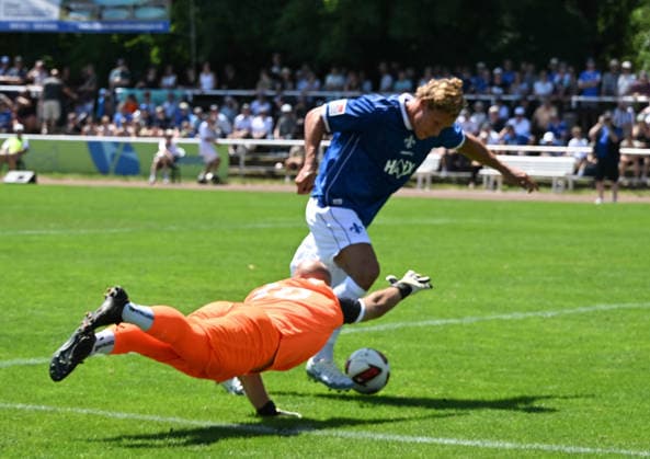 04.07.2026, xsltx, Fussball Testspiel, SG Arheilgen - SV Darmstadt 98 v.l. Felix Hamm (SG Arheilgen) im Einsatz gegen Fynn-Luca Lakenmacher (SV Darmstadt 98) (DFL DFB REGULATIONS PROHIBIT ANY USE OF PHOTOGRAPHS as IMAGE SEQUENCES and or QUASI-VIDEO) *** July 4, 2026, xsltx, Soccer Friendly Match, SG Arheilgen vs. SV Darmstadt 98. Felix Hamm of SG Arheilgen in action against Fynn Luca Lakenmacher of SV Darmstadt 98. DFL and DFB regulations prohibit any use of photographs as image sequences and or quasi-video.