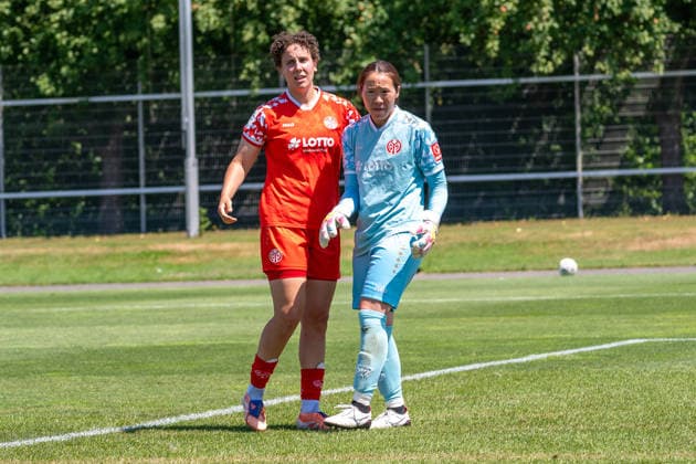 Anna Donner (1. FSV Mainz 05, 15) gratuliert Mamiko Matsumoto (1. FSV Mainz 05, 01) zu der gelungenen Parade. Bayer 04 Leverkusen vs. 1. FSV Mainz 05, Fussball, Frauen Bundesliga, Testspiel, Saison 2026 2027, 04.07.2026 DFL DFB Regulations prohibit any use of Photographs as image sequences and or Quasivideo Bayer 04 Leverkusen vs. 1. FSV Mainz 05, Fussball, Frauen Bundesliga, Testspiel, Saison 2026 2027, 04.07.2026 Leverkusen *** Anna Donner (1 FSV Mainz 05, 15) congratulates Mamiko Matsumoto (1 FSV Mainz 05, 01 on her great save: Bayer 04 Leverkusen vs. 1 FSV Mainz 05, Soccer, Women’s Bundesliga, Friendly Match, 2026–2027 Season, July 4, 2026 DFL DFB regulations prohibit any use of photographs as image sequences and or quasi-video Bayer 04 Leverkusen vs. 1 FSV Mainz 05, soccer, Women’s Bundesliga, friendly match, 2026–2027 season, July 4, 2026, Leverkusen Copyright: xEibner-Pressefoto ThomasxHaeslerx EP_THR