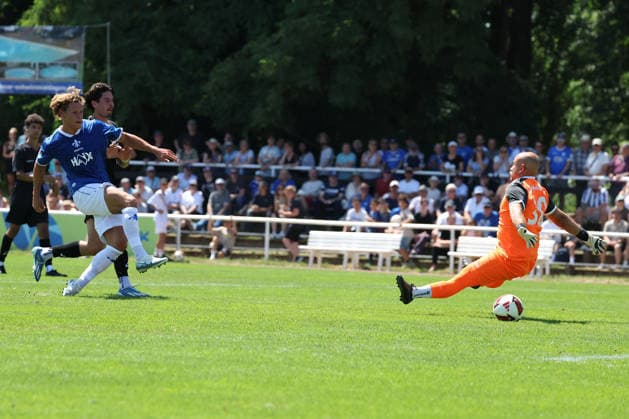 2026.07.04 xjfax Testspiel anlässlich des 150-jährigen Vereinsjubiläums der SG Arheilgen, SG Arheilgen - SV Darmstadt 98 v.l., Fynn Luca Lakenmacher (SV Darmstadt 98), schiesst das Tor zum 0:4, scores the goal to, goalkeper Felix Hamm (SG Arheilgen) (DFL DFB REGULATIONS PROHIBIT ANY USE OF PHOTOGRAPHS as IMAGE SEQUENCES and or QUASI-VIDEO) *** July 4, 2026 xjfax Friendly match in celebration of SG Arheilgen’s 150th anniversary, SG Arheilgen vs. SV Darmstadt 98 (from left), Fynn Luca Lakenmacher, SV Darmstadt 98, scores the goal to make it 0–4; goalkeeper Felix Hamm, SG Arheilgen. DFL and DFB regulations prohibit any use of photographs as image sequences and or quasi-video. Copyright: HMBxMedia JoaquimxFerreira
