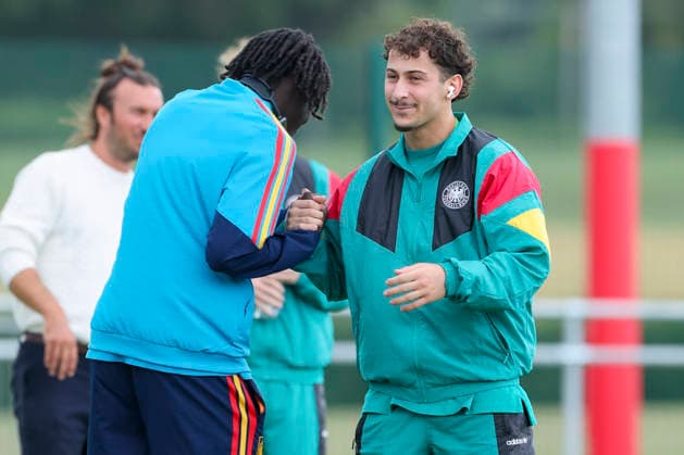 Ousmane Diallo (Spain) und Taycan Etcibasi (Germany) unterhalten sich, UEFA European Under-19 Championship 2026 Group A, Spain v Germany, Central Park Stadium am 04. July 2026 in Denbigh, Vereinigtes Königreich. (Foto von Marco Steinbrenner DeFodi Images) Ousmane Diallo (Spain) und Taycan Etcibasi (Germany) talk together, UEFA European Under-19 Championship 2026 Group A, Spain v Germany, Central Park Stadium, July 4, 2026 in Denbigh, United Kingdom. (Photo by Marco Steinbrenner DeFodi Images) - *** Ousmane Diallo (Spain) and Taycan Etcibasi (Germany) chat, 2026 UEFA European Under-19 Championship Group A, Spain vs. Germany, Central Park Stadium on July 4, 2026, in Denbigh, United Kingdom. Photo by Marco Steinbrenner, DeFodi Images. Ousmane Diallo (Spain) and Taycan Etcibasi (Germany) talk together, UEFA European Under-19 Championship 2026, Group A, Spain vs. Germany, Central Park Stadium, July 4, 2026, in Denbigh, United Kingdom. Photo by Marco Steinbrenner, DeFodi Images