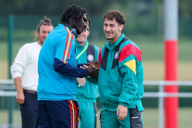 Ousmane Diallo (Spain) und Taycan Etcibasi (Germany) unterhalten sich, UEFA European Under-19 Championship 2026 Group A, Spain v Germany, Central Park Stadium am 04. July 2026 in Denbigh, Vereinigtes Königreich. (Foto von Marco Steinbrenner DeFodi Images) Ousmane Diallo (Spain) und Taycan Etcibasi (Germany) talk together, UEFA European Under-19 Championship 2026 Group A, Spain v Germany, Central Park Stadium, July 4, 2026 in Denbigh, United Kingdom. (Photo by Marco Steinbrenner DeFodi Images) - *** Ousmane Diallo (Spain) and Taycan Etcibasi (Germany) chat, 2026 UEFA European Under-19 Championship Group A, Spain vs. Germany, Central Park Stadium on July 4, 2026, in Denbigh, United Kingdom. Photo by Marco Steinbrenner, DeFodi Images. Ousmane Diallo (Spain) and Taycan Etcibasi (Germany) talk together, UEFA European Under-19 Championship 2026, Group A, Spain vs. Germany, Central Park Stadium, July 4, 2026, in Denbigh, United Kingdom. Photo by Marco Steinbrenner, DeFodi Images