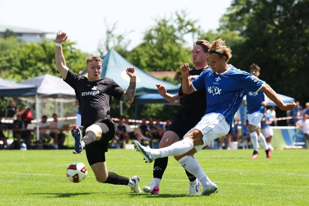 2026.07.04 xjfax Testspiel anlässlich des 150-jährigen Vereinsjubiläums der SG Arheilgen, SG Arheilgen - SV Darmstadt 98 v.l., Niklas Hoehl (SG Arheilgen),Luca Nischwitz (SG Arheilgen), Fynn Luca Lakenmacher (SV Darmstadt 98), in aktion, in action, (DFL DFB REGULATIONS PROHIBIT ANY USE OF PHOTOGRAPHS as IMAGE SEQUENCES and or QUASI-VIDEO) *** July 4, 2026 xjfax Friendly match to celebrate the 150th anniversary of SG Arheilgen, SG Arheilgen vs. SV Darmstadt 98 (from left), Niklas Hoehl (SG Arheilgen), Luca Nischwitz (SG Arheilgen), Fynn Luca Lakenmacher (SV Darmstadt 98), in action, DFL and DFB regulations prohibit any use of photographs as image sequences and or quasi-video Copyright: HMBxMedia JoaquimxFerreira
