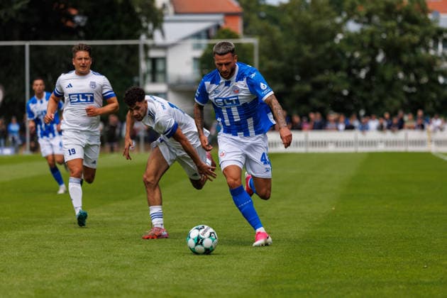 links Ahmed Sahwil (FSV) gegen Leon Dajaku (Rostock) ; GER, FSV Kühlungsborn vs. FC Hansa Rostock, Fußball, Männer, 3. Liga, Testspiel, Spielzeit 2026 2027, 04.07.2026 Kühlungsborn Sportplatz Mecklenburg - Vorpommern Deutschland *** Left: Ahmed Sahwil (FSV) vs. Leon Dajaku (Rostock, GER), FSV Kühlungsborn vs. FC Hansa Rostock, Soccer, Men, 3rd Division, Friendly Match, 2026–2027 Season, July 4, 2026, Kühlungsborn Sports Field, Mecklenburg-Western Pomerania, Germany
