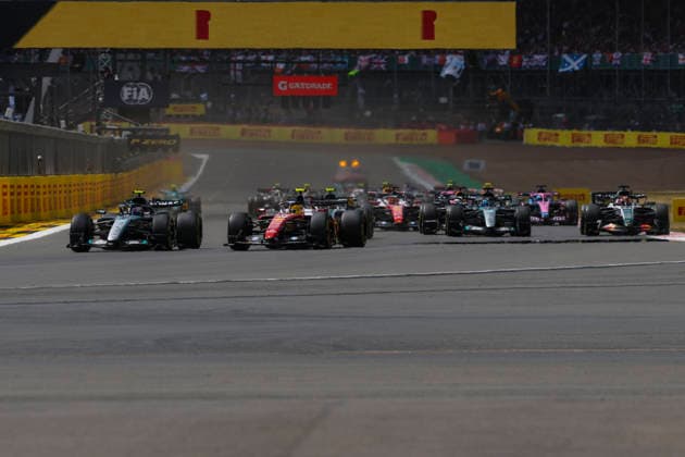 Formula 1 Pirelli British Grand Prix 2026. Sprint Race Start Lewis Hamilton (GBR), Scuderia Ferrari HP, SF-26, Kimi Antonelli (ITA), Mercedes-AMG Petronas F1 Team, F1 W17 during Formula 1 Pirelli British Grand Prix 2026. on July 4., 2026 in Silverstone Circuit, Silverstone, United Kingdom, Zsombor Toth Silverstone Silverstone Circuit West Northamptonshire United Kingdom