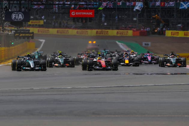 Formula 1 Pirelli British Grand Prix 2026. Sprint Race Start Lewis Hamilton (GBR), Scuderia Ferrari HP, SF-26, Kimi Antonelli (ITA), Mercedes-AMG Petronas F1 Team, F1 W17 during Formula 1 Pirelli British Grand Prix 2026. on July 4., 2026 in Silverstone Circuit, Silverstone, United Kingdom, Zsombor Toth Silverstone Silverstone Circuit West Northamptonshire United Kingdom