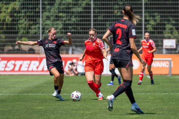 Zweikampf zwischen Marlene Mueller (Bayer 04 Leverkusen, 27) und Christine Kilian (1. FSV Mainz 05, 16). Bayer 04 Leverkusen vs. 1. FSV Mainz 05, Fussball, Frauen Bundesliga, Testspiel, Saison 2026 2027, 04.07.2026 DFL DFB Regulations prohibit any use of Photographs as image sequences and or Quasivideo Bayer 04 Leverkusen vs. 1. FSV Mainz 05, Fussball, Frauen Bundesliga, Testspiel, Saison 2026 2027, 04.07.2026 Leverkusen *** A tackle between Marlene Mueller of Bayer 04 Leverkusen, 27, and Christine Kilian of 1 FSV Mainz 05, 16; Bayer 04 Leverkusen vs. 1 FSV Mainz 05, Soccer, Women’s Bundesliga, Friendly Match, 2026–2027 Season, July 4, 2026 DFL DFB regulations prohibit any use of photographs as image sequences and or quasi-video Bayer 04 Leverkusen vs. 1 FSV Mainz 05, soccer, Women’s Bundesliga, friendly match, 2026–2027 season, July 4, 2026, Leverkusen Copyright: xEibner-Pressefoto ThomasxHaeslerx EP_THR
