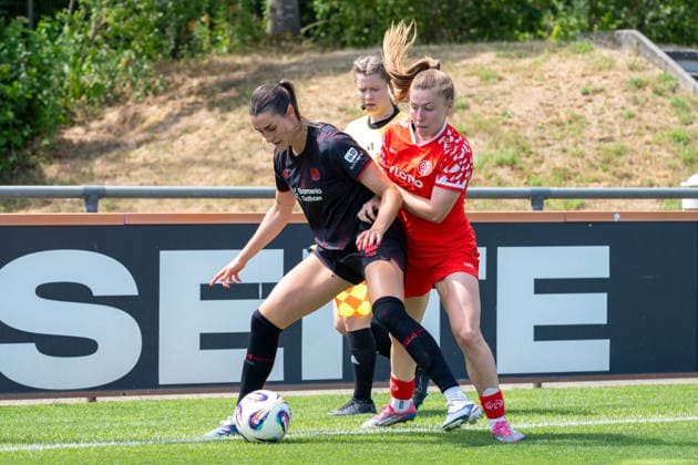 Zweikampf zwischen Selina Ostermeier (Bayer 04 Leverkusen, 02) und Maja Pageler (1. FSV Mainz 05, 21). Bayer 04 Leverkusen vs. 1. FSV Mainz 05, Fussball, Frauen Bundesliga, Testspiel, Saison 2026 2027, 04.07.2026 DFL DFB Regulations prohibit any use of Photographs as image sequences and or Quasivideo Bayer 04 Leverkusen vs. 1. FSV Mainz 05, Fussball, Frauen Bundesliga, Testspiel, Saison 2026 2027, 04.07.2026 Leverkusen *** A tackle between Selina Ostermeier of Bayer 04 Leverkusen, 02, and Maja Pageler of 1 FSV Mainz 05, 21 Bayer 04 Leverkusen vs. 1 FSV Mainz 05, Soccer, Women’s Bundesliga, Friendly Match, 2026–2027 Season, July 4, 2026 DFL DFB regulations prohibit any use of photographs as image sequences and or quasi-video Bayer 04 Leverkusen vs. 1 FSV Mainz 05, soccer, Women’s Bundesliga, friendly match, 2026–2027 season, July 4, 2026, Leverkusen Copyright: xEibner-Pressefoto ThomasxHaeslerx EP_THR