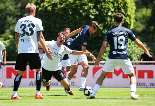 04.07.2026, Deutschland, Stuttgart, Fussball Testspiel, Regionalliga Südwest, SV Stuttgarter Kickers vs. Young Boys Reutlingen, mitte v.l. Yannick Glessing (Kickers), Hakan Aktebe (YB) *** July 4, 2026, Germany, Stuttgart, Soccer Friendly Match, Regionalliga Southwest, SV Stuttgarter Kickers vs. Young Boys Reutlingen, center from left: Yannick Glessing (Kickers), Hakan Aktebe (YB)