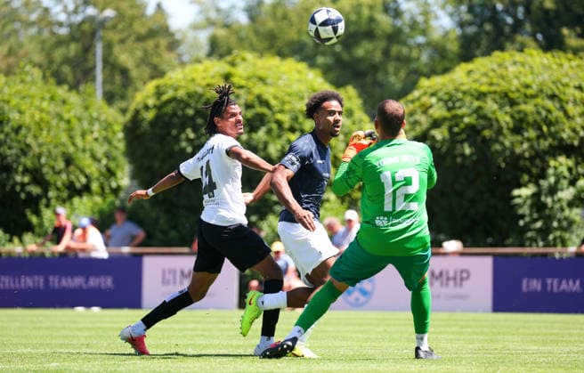 04.07.2026, Deutschland, Stuttgart, Fussball Testspiel, Regionalliga Südwest, SV Stuttgarter Kickers vs. Young Boys Reutlingen, v.l. Melkamu Frauendorf (Kickers), Amir Brockman (YB), Nikolay Goranov (YB) *** July 4, 2026, Germany, Stuttgart, Soccer Friendly Match, Regionalliga Southwest, SV Stuttgarter Kickers vs. Young Boys Reutlingen, from left: Melkamu Frauendorf Kickers, Amir Brockman (YB), Nikolay Goranov (YB)