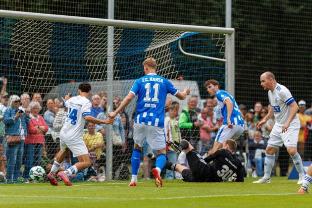 Nr.11 Emil Frost Holten (Rostock) trifft hier zum 0:1; GER, FSV Kühlungsborn vs. FC Hansa Rostock, Fußball, Männer, 3. Liga, Testspiel, Spielzeit 2026 2027, 04.07.2026 Kühlungsborn Sportplatz Mecklenburg - Vorpommern Deutschland *** No. 11 Emil Frost Holten (Rostock) scores here to make it 0–1 GER, FSV Kühlungsborn vs. FC Hansa Rostock, Soccer, Men, 3rd Division, Friendly, 2026–2027 Season, July 4, 2026, Kühlungsborn Sports Field, Mecklenburg-Western Pomerania, Germany