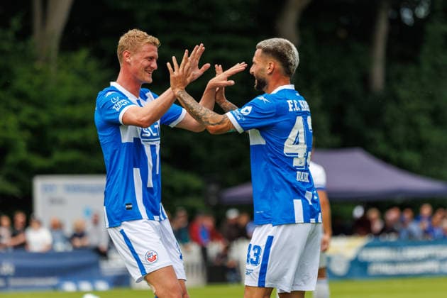 Torjubel links Torschütze Emil Frost Holten (Rostock) mit Leon Dajaku (Rostock) ; GER, FSV Kühlungsborn vs. FC Hansa Rostock, Fußball, Männer, 3. Liga, Testspiel, Spielzeit 2026 2027, 04.07.2026 Kühlungsborn Sportplatz Mecklenburg - Vorpommern Deutschland *** Goal celebration on the left: Goal scorer Emil Frost Holten Rostock with Leon Dajaku Rostock GER, FSV Kühlungsborn vs. FC Hansa Rostock, Soccer, Men, 3rd Division, Friendly Match, 2026–2027 Season, July 4, 2026, Kühlungsborn Sports Field, Mecklenburg-Western Pomerania, Germany
