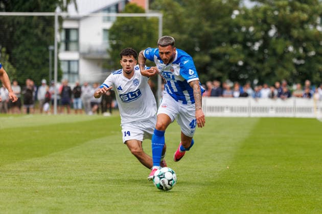vorn Leon Dajaku (Rostock) gegen Ahmed Sahwil (FSV) ; GER, FSV Kühlungsborn vs. FC Hansa Rostock, Fußball, Männer, 3. Liga, Testspiel, Spielzeit 2026 2027, 04.07.2026 Kühlungsborn Sportplatz Mecklenburg - Vorpommern Deutschland *** Starting lineup: Leon Dajaku (Rostock) vs. Ahmed Sahwil (FSV GER), FSV Kühlungsborn vs. FC Hansa Rostock, Soccer, Men, 3rd Division, Friendly Match, 2026–2027 Season, July 4, 2026, Kühlungsborn Sports Field, Mecklenburg-Western Pomerania, Germany