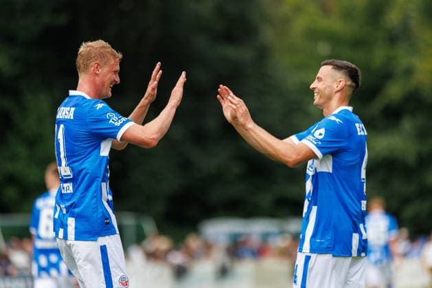 Torjubel 0:5 Torschütze Emil Frost Holten (Rostock) mit rechts Kenan Fatkic (Rostock) ; GER, FSV Kühlungsborn vs. FC Hansa Rostock, Fußball, Männer, 3. Liga, Testspiel, Spielzeit 2026 2027, 04.07.2026 Kühlungsborn Sportplatz Mecklenburg - Vorpommern Deutschland *** Goal celebration 0 5 Goal scorer Emil Frost, Holten, Rostock, with his right foot; Kenan Fatkic, Rostock, GER; FSV Kühlungsborn vs. FC Hansa Rostock, Soccer, Men, 3rd Division, Friendly Match, 2026–2027 Season, July 4, 2026, Kühlungsborn Sports Field, Mecklenburg-Western Pomerania, Germany